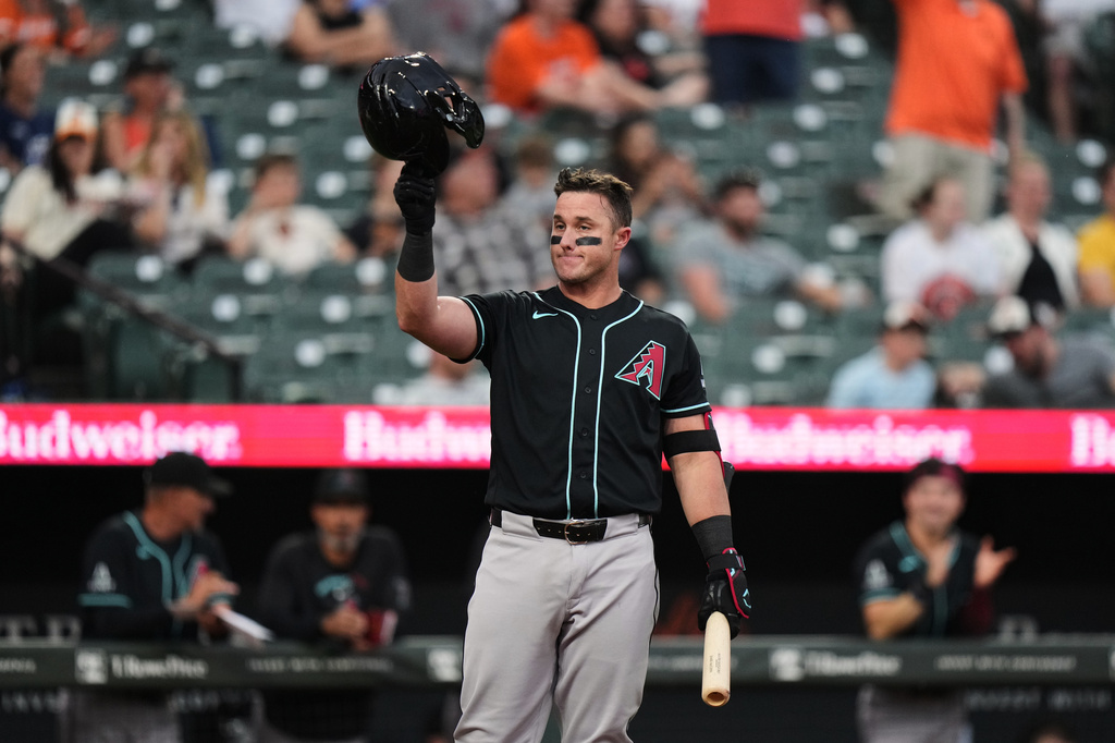 Arizona Diamondbacks' James McCann acknowledges the crowd during the second inning of a baseball game against the Baltimore Orioles, Tuesday, April 14, 2026, in Baltimore. (AP Photo/Stephanie Scarbrough)