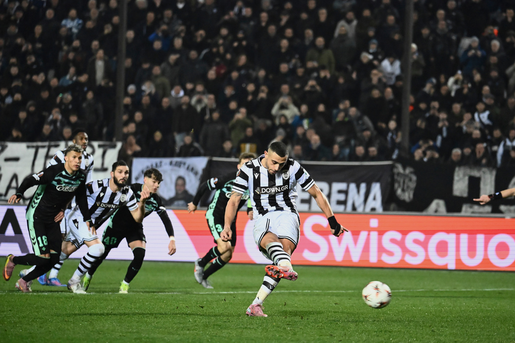 PAOK's Giorgos Giakoumakis scores his side's second goal with a penalty kick during the Europa League soccer match between PAOK and Real Betis in Thessaloniki, Greece, Thursday, Jan. 22, 2026. (AP Photo/Giannis Papanikos)
