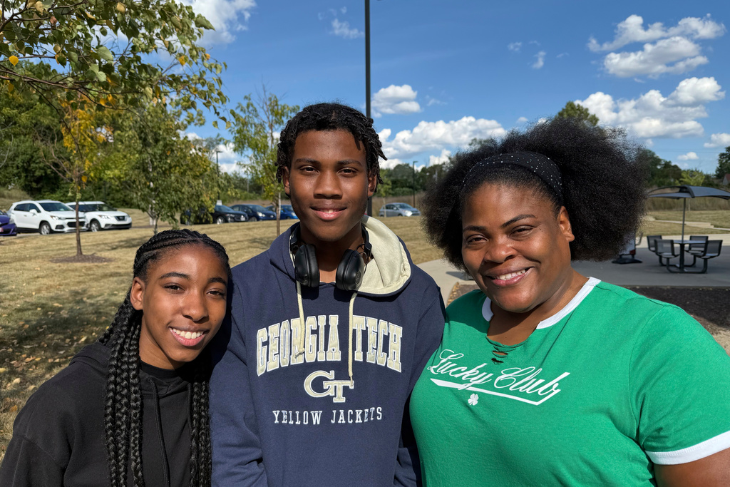 CAPTION CORRECTS THE NAME - From left: Suelonnee Tingle, Kenneth Moore Jr and Ronnee Tingle pose for a photo Wednesday, September 3, 2025 in Dayton, Ohio. (AP Photo/Patrick Aftoora-Orsagos)