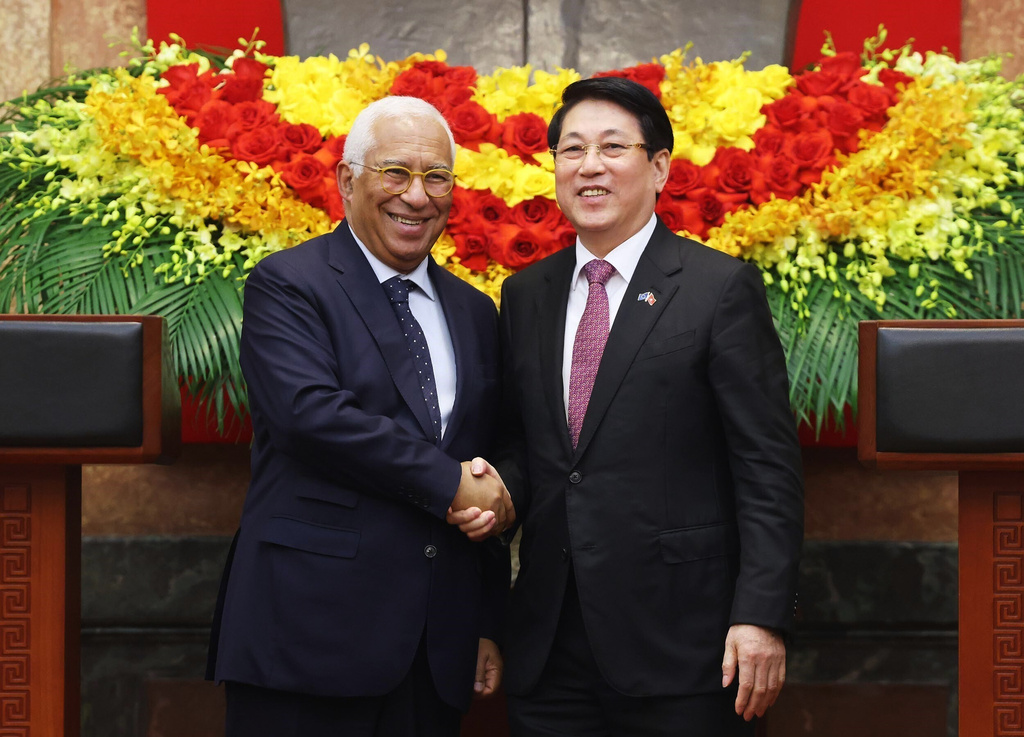 European Council President Antonio Costa, left, and Vietnamese President Luong Cuong shake hands in Hanoi, Vietnam, Thursday, Jan. 29, 2026. (Bui Lam Khanh/VNA via AP)