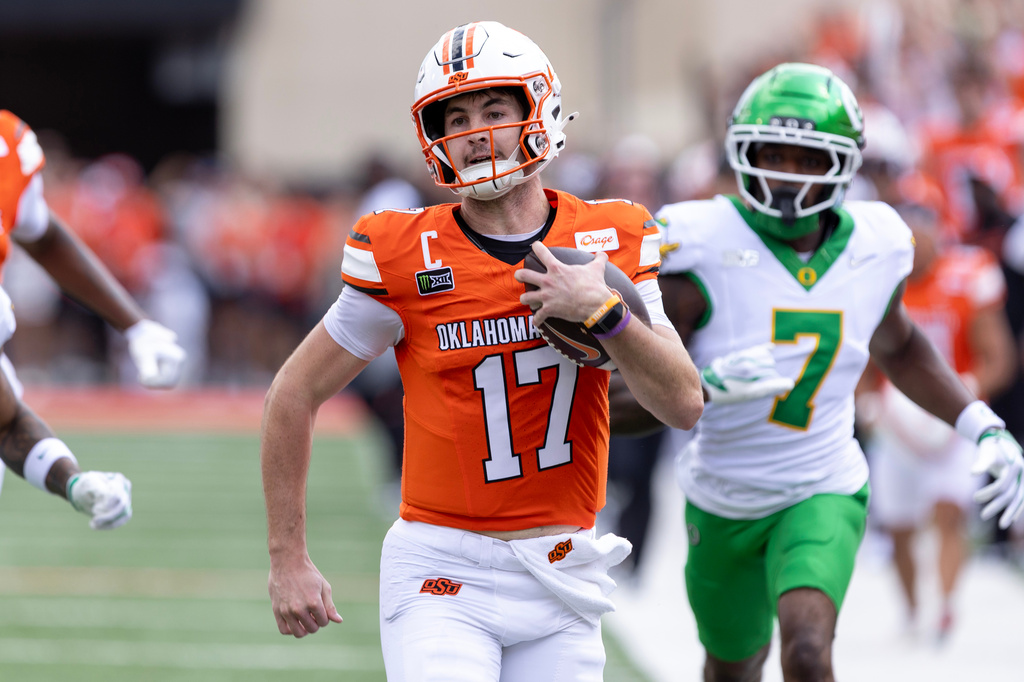 Oklahoma State quarterback Drew Mestemaker (17) runs the ball in the first half the NCAA college football game against Oregon in Stillwater, Okla., Saturday, Sept. 12, 2026. (AP Photo/Mitch Alcala)