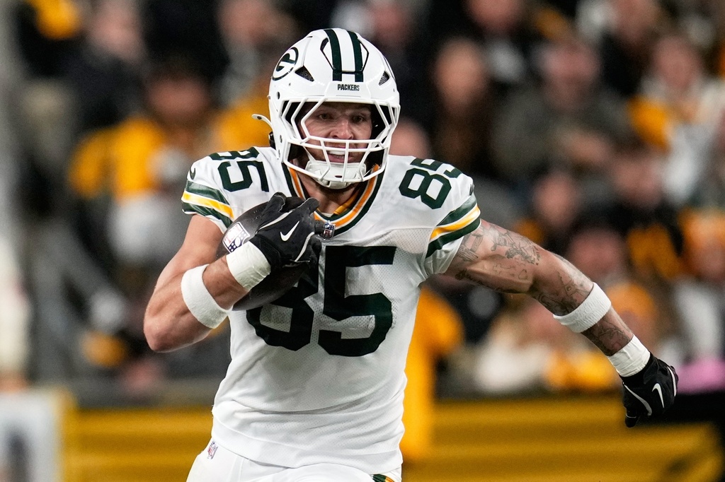 Green Bay Packers' Tucker Kraft runs after a catch during the first half of an NFL football game against the Pittsburgh Steelers Sunday, Oct. 26, 2025, in Pittsburgh. (AP Photo/Sue Ogrocki)