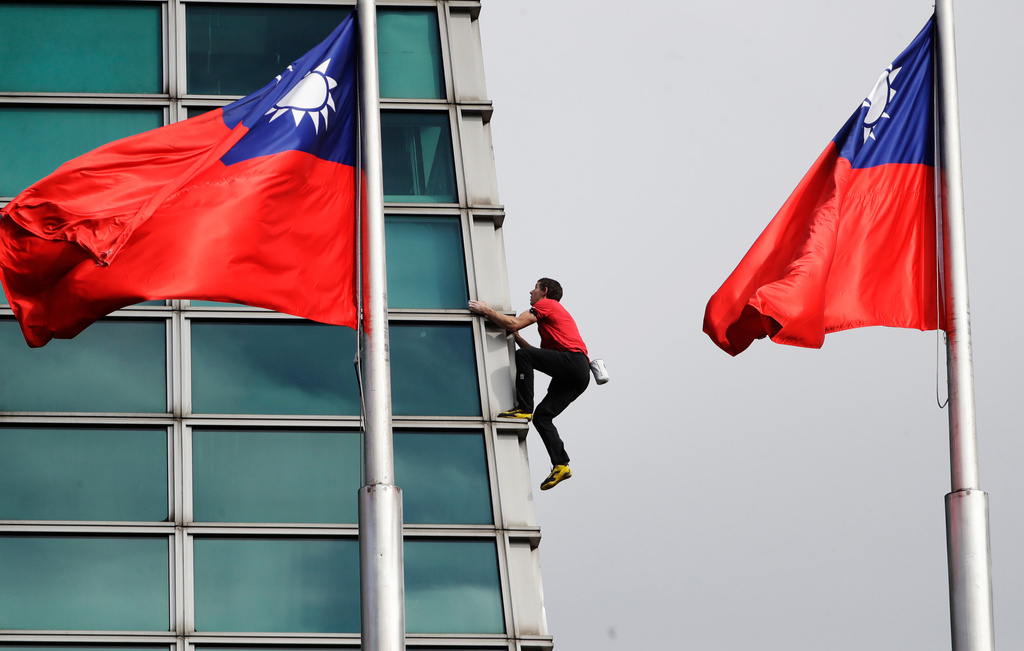 Rock climber Alex Honnold, of the U.S., performs a free solo climb of the Taipei 101 skyscraper in Taipei, Taiwan, Sunday, Jan. 25. 2026. (AP Photo/Chiang Ying-ying)