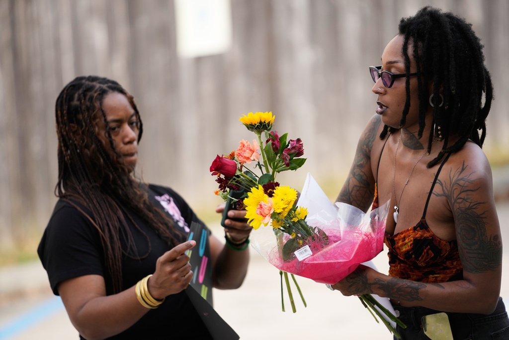 Moonlight Phillips, right, and Victoria Williams, members of the Louisiana Coalition for Reproductive Freedom, arrive at Planned Parenthood on the day they are closing, to deliver cards and flowers to the organization, in New Orleans, Tuesday, Sept. 30, 2025. (AP Photo/Gerald Herbert)