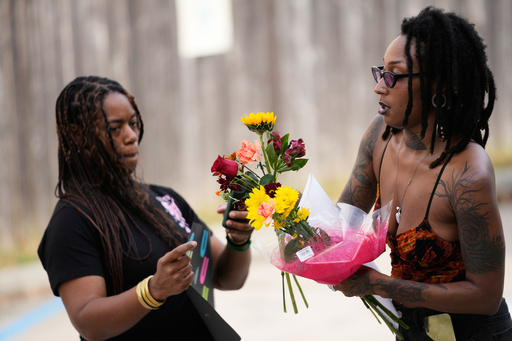 Moonlight Phillips, right, and Victoria Williams, members of the Louisiana Coalition for Reproductive Freedom, arrive at Planned Parenthood on the day they are closing, to deliver cards and flowers to the organization, in New Orleans, Tuesday, Sept. 30, 2025. (AP Photo/Gerald Herbert) Moonlight Phillips, right, and Victoria Williams, members of the Louisiana Coalition for Reproductive Freedom, arrive at Planned Parenthood on the day they are closing, to deliver cards and flowers to the organization, in New Orleans, Tuesday, Sept. 30, 2025. (AP Photo/Gerald Herbert)