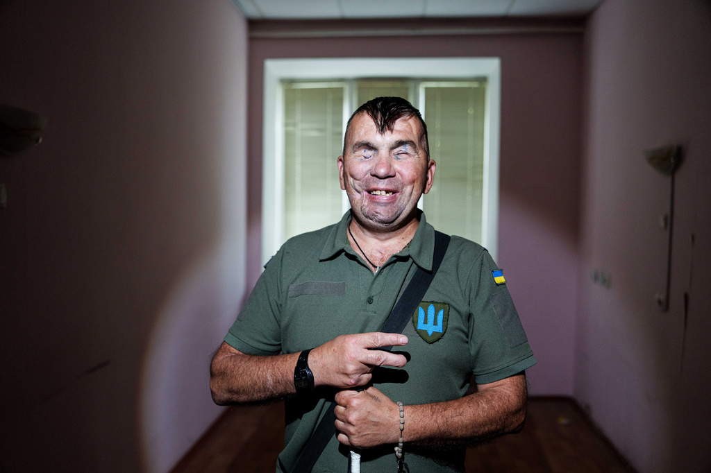 Wounded soldier Mykola Kasiuk smiles as he poses for a photo ahead of surgery at a hospital in Kyiv, Ukraine, Monday, Sept. 28, 2026. (AP Photo/Evgeniy Maloletka)