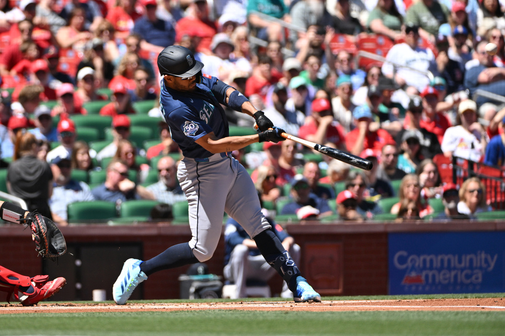 Seattle Mariners' Julio Rodríguez hits a two-run home run against the St. Louis Cardinals during the first inning of a baseball game, Saturday, April 25, 2026, in St. Louis. (AP Photo/Jeff Le)