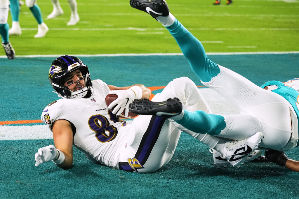 Baltimore Ravens tight end Mark Andrews (89) scores a touchdown past Miami Dolphins safety Ifeatu Melifonwu, right, during the first half of an NFL football game, Thursday, Oct. 30, 2025, in Miami Gardens, Fla. (AP Photo/Lynne Sladky)