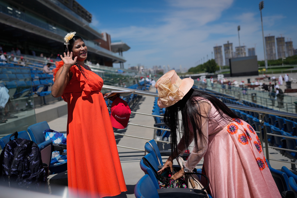 Racegoers arrive ahead of the Dubai World Cup at Meydan Racecourse in Dubai, United Arab Emirates, Saturday, March 28, 2026. (AP Photo/Altaf Qadri)