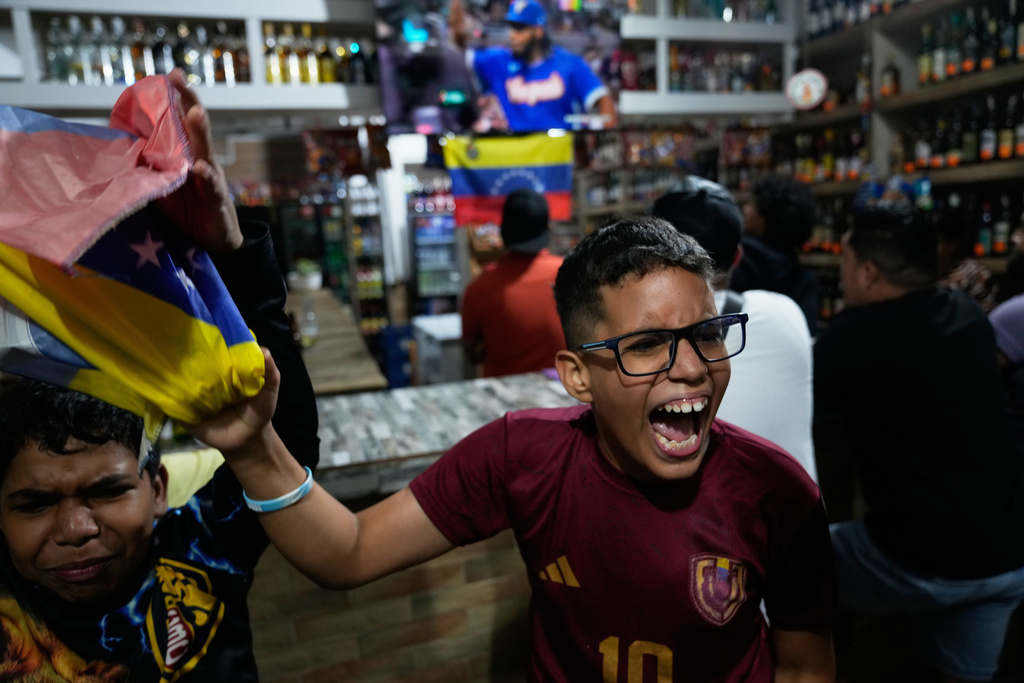 Venezuela fans watch the championship match of the World Classic Baseball between the United States and Venezuela, in Caracas, Venezuela, Tuesday, March 17, 2026. (AP Photo/Ariana Cubillos)