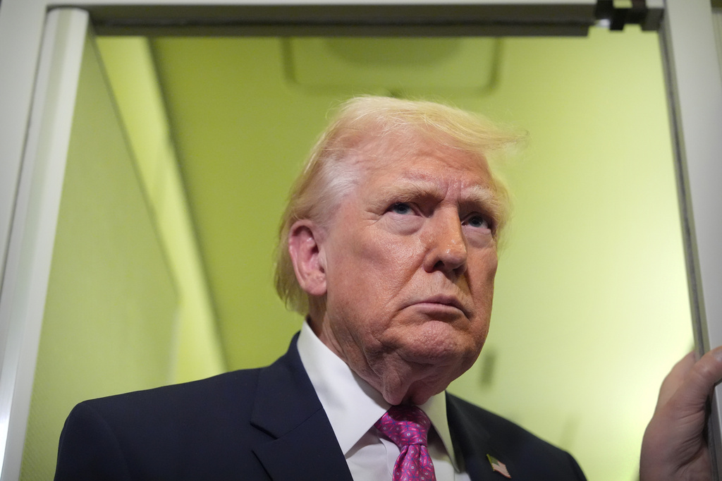 President Donald Trump speaks to reporters aboard Air Force One en route from West Palm Beach, Fla., to Joint Base Andrews, Md., Sunday, March 29, 2026. (AP Photo/Mark Schiefelbein)