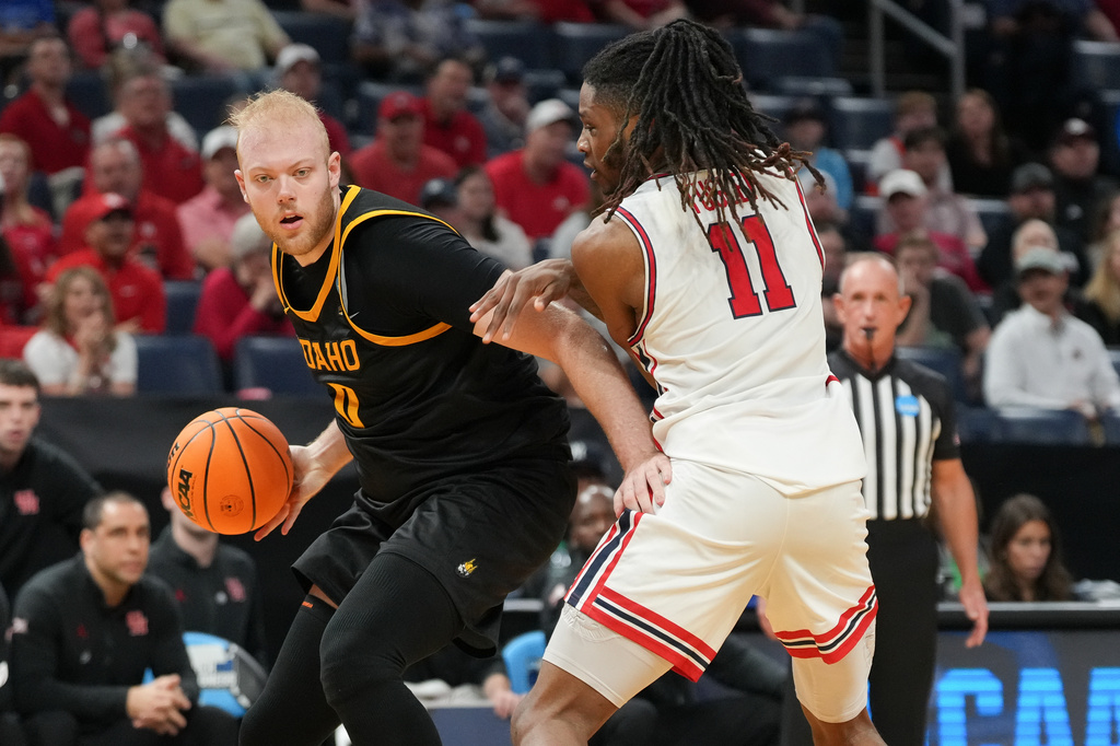 Idaho forward Brody Rowbury, left, pushes past Houston forward Joseph Tugler during the first half in the first round of the NCAA college basketball tournament, Thursday, March 19, 2026, in Oklahoma City. (AP Photo/Kyle Phillips)