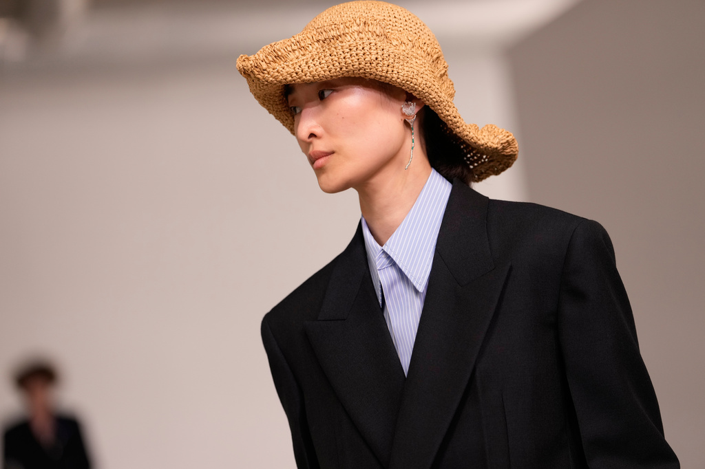 A model wears a creation part of the Bottega Veneta women's Spring-Summer 2027 collection, presented in Milan, Italy, Saturday, Sept. 26, 2026. (AP Photo/Luca Bruno)
