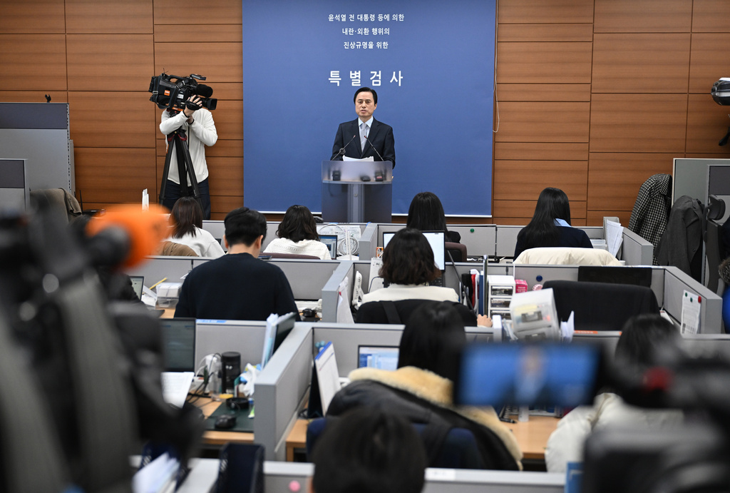 South Korean independent counsel Cho Eun-seok speaks as he announces the results of its investigation into insurrection charges related to former President Yoon Suk Yeol at the Seoul High Prosecutors' Office in Seoul Monday, Dec. 15, 2025. (Jung Yeon-je/Pool Photo via AP)