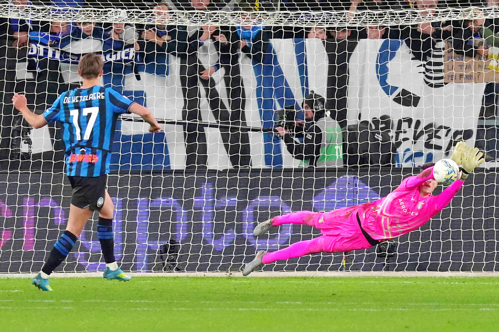 Lazio's goalkeeper Edoardo Motta saves a penalty kick by Atalanta's Charles De Ketelaere during the Italian Cup soccer match between Atalanta and Lazio, Wednesday, April 22, 2026, in Bergamo, Italy. (Spada/LaPresse via AP)