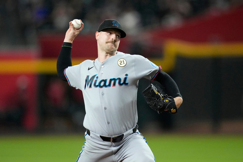 Miami Marlins starting pitcher Janson Junk throws against the Arizona Diamondbacks during the first inning of a baseball game, Tuesday, Sept. 15, 2026, in Phoenix. (AP Photo/Ross D. Franklin)