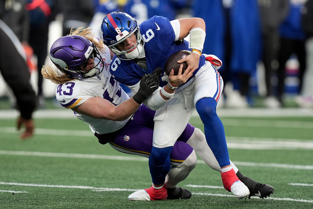 Minnesota Vikings outside linebacker Andrew van Ginkel (43) sacks New York Giants quarterback Jaxson Dart (6) during the fourth quarter of an NFL football game, Sunday, Dec. 21, 2025, in East Rutherford, N.J. (AP Photo/Frank Franklin II)