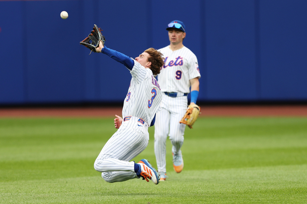 New York Mets right fielder Carson Benge (3) catches a fly ball hit by Washington Nationals' Daylen Lile during the sixth inning of a baseball game, Sunday, Aug. 16, 2026, in New York. (AP Photo/Heather Khalifa)