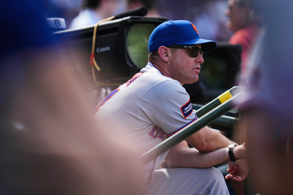 New York Mets manager Carlos Mendoza stands stands in the dugout during the fifth inning of a baseball game against the Chicago Cubs, Friday, April 17, 2026, in Chicago. (AP Photo/Erin Hooley)