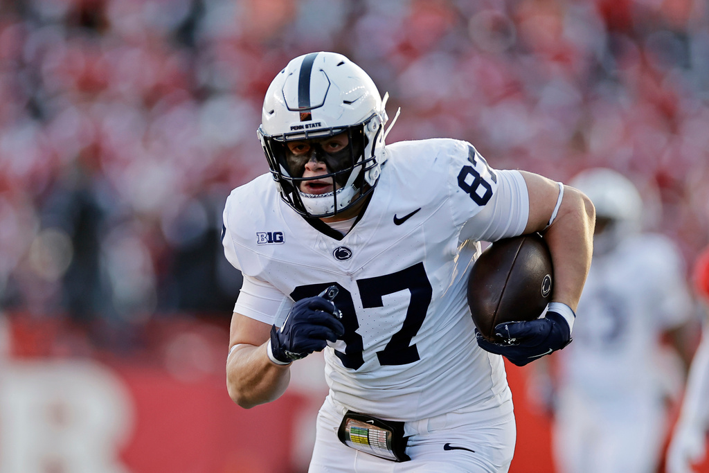 Penn State tight end Andrew Rappleyea makes his way to score a touchdown during the first half of an NCAA college football game against Rutgers, Saturday, Nov. 29, 2025, in Piscataway, N.J. (AP Photo/Adam Hunger)