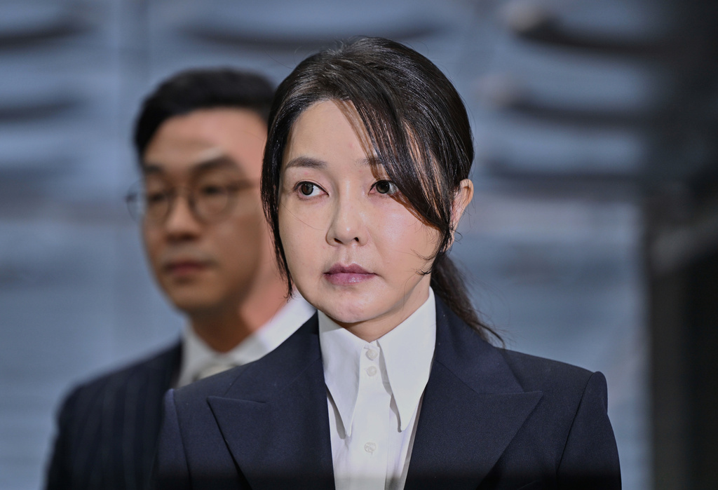South Korea's former first lady Kim Keon Hee, wife of impeached former president Yoon Suk Yeol, arrives at a court to attend a hearing to review her arrest warrant requested by special prosecutors, in Seoul, South Korea, Tuesday, Aug. 12, 2025. (Jung Yeon-je/Pool Photo via AP)