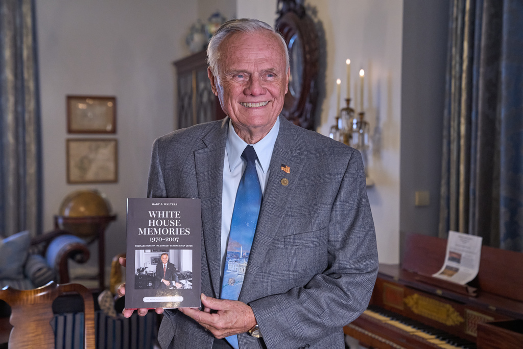 Former White House chief usher Gary Walters, author of "White House Memories," holds his book for a portrait, in Washington, Thursday, Dec. 4, 2025. (AP Photo/Jacquelyn Martin)