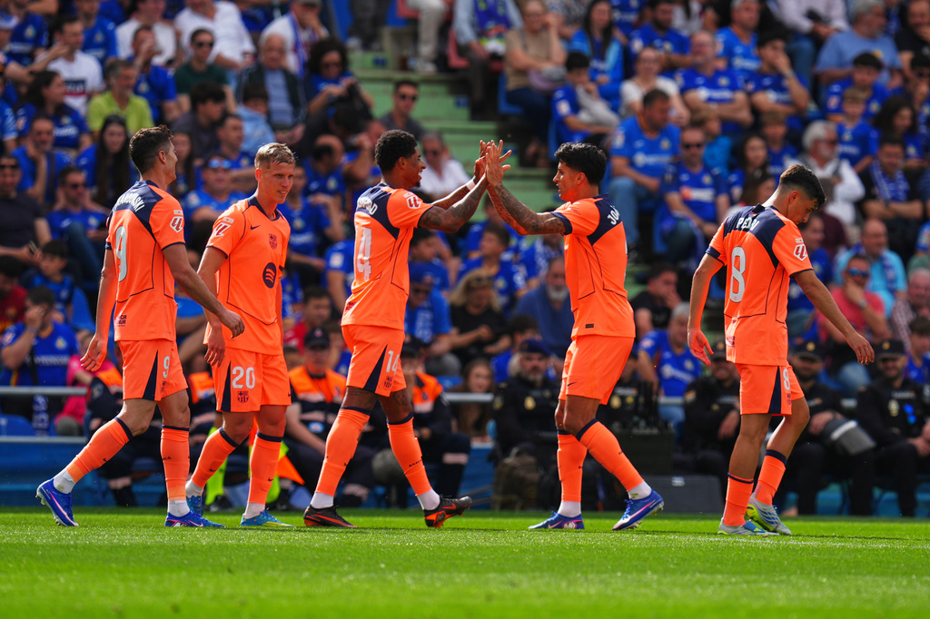 Barcelona's Marcus Rashford, third from left, is congratulated after scoring his side's 2nd goal during the Spanish La Liga soccer match between Getafe and Barcelona in Getafe, Spain, Saturday, April 25, 2026. (AP Photo/Manu Fernandez)