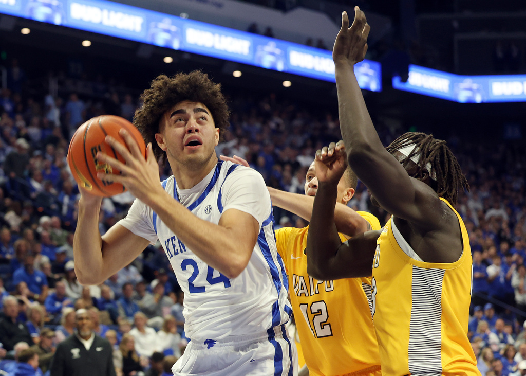 Kentucky's Malachi Moreno (24) looks for a shot while defended by Valparaiso's Owen Dease, center, and Shon Tupuola, right, during the first half of an NCAA college basketball game in Lexington, Ky., Friday, Nov. 7, 2025. (AP Photo/James Crisp)