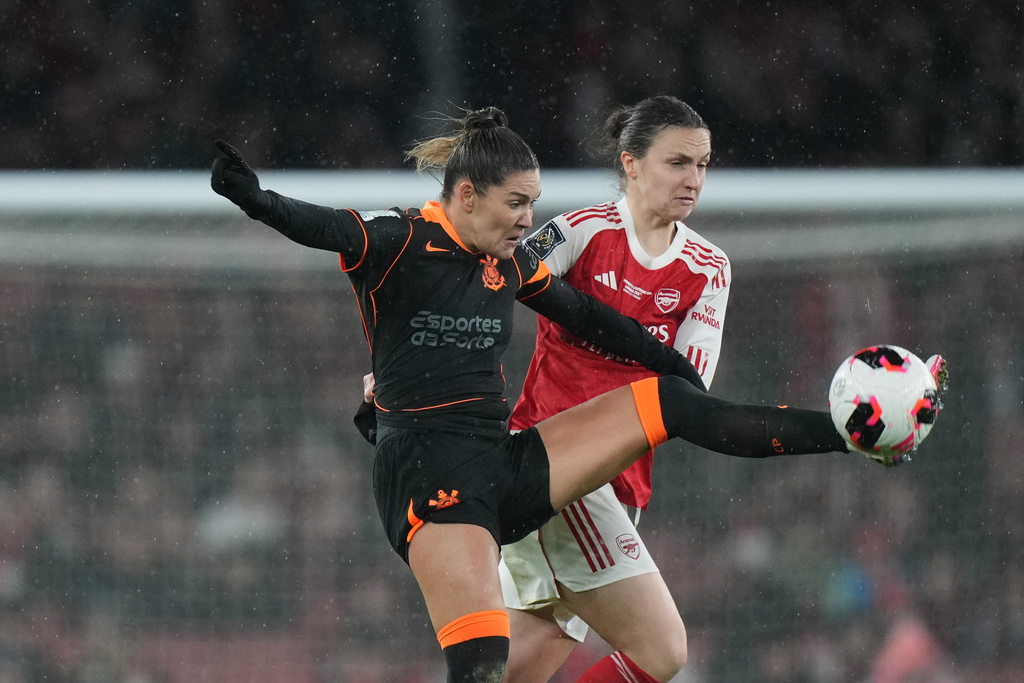 Corinthian's Gabi Zanotti controls the ball next to Arsenal's Lotte Wubben-Moy, right, during the Women's Champions Cup final soccer match between Arsenal FC and SC Corinthians in London, Sunday, Feb. 1, 2026. (AP Photo/Alastair Grant)