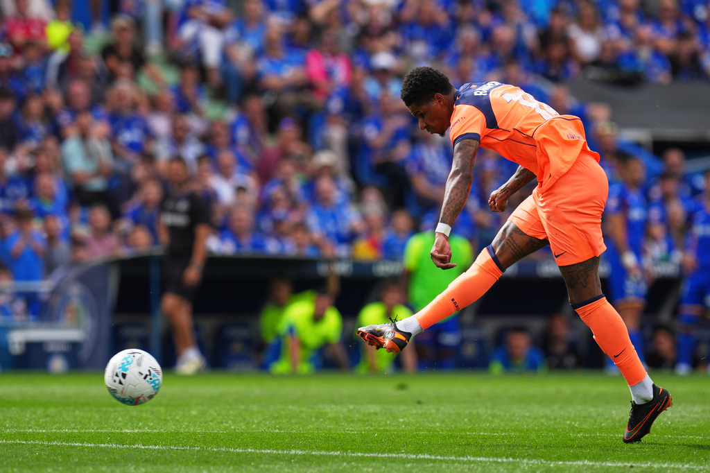 Barcelona's Marcus Rashford scores his side's 2nd goal during the Spanish La Liga soccer match between Getafe and Barcelona in Getafe, Spain, Saturday, April 25, 2026. (AP Photo/Manu Fernandez)