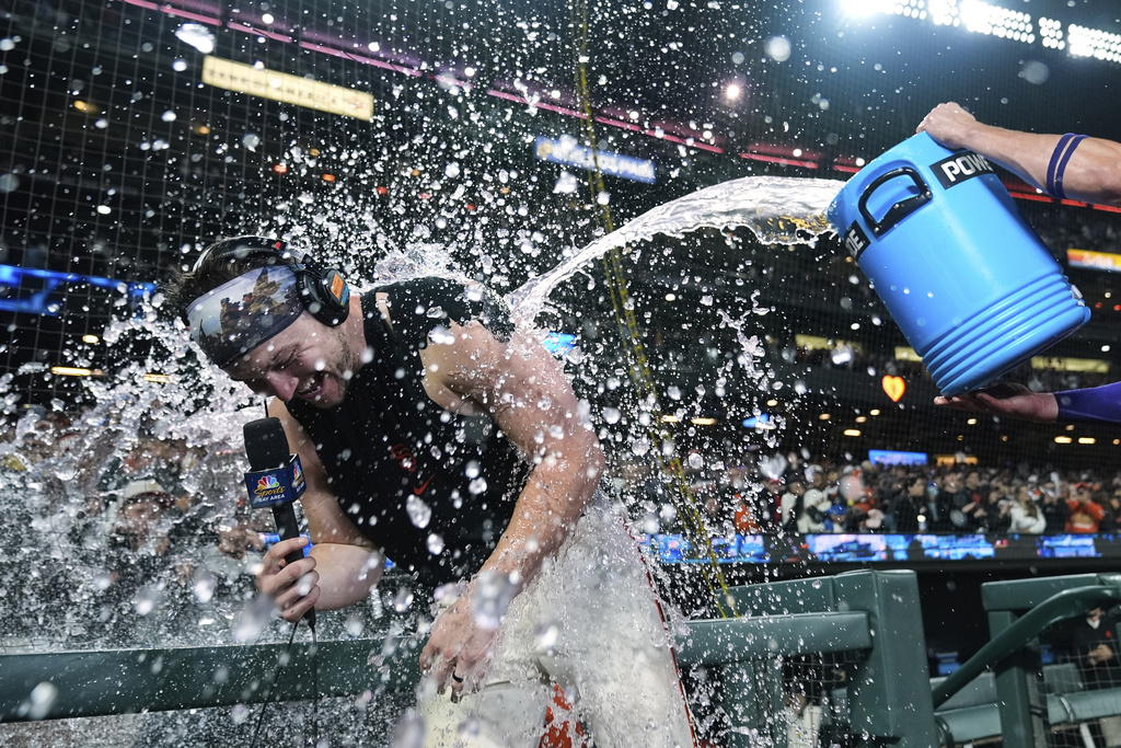 San Francisco Giants' Patrick Bailey, left, is doused with a sport drink after the team's victory over the Los Angeles Dodgers in a baseball game Friday, Sept. 12, 2025, in San Francisco. (AP Photo/Godofredo A. Vásquez)