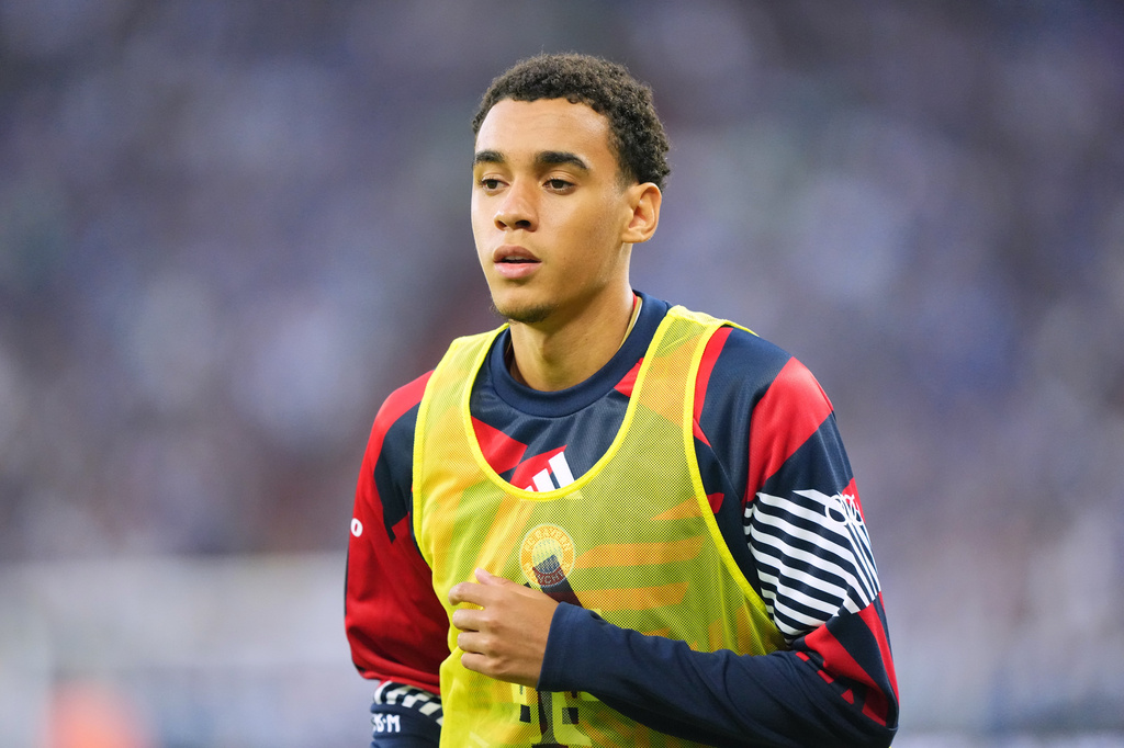Bayern's Jamal Musiala warms up during the German Bundesliga soccer match between FC Schalke 04 and Bayern Munich in Gelsenkirchen, Germany, Saturday, Sept. 5, 2026. (AP Photo/Martin Meissner)