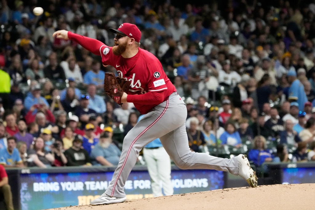 Cincinnati Reds' Zack Littell throws during the first inning of a baseball game against the Milwaukee Brewers Friday, Sept. 26, 2025, in Milwaukee. (AP Photo/Morry Gash)