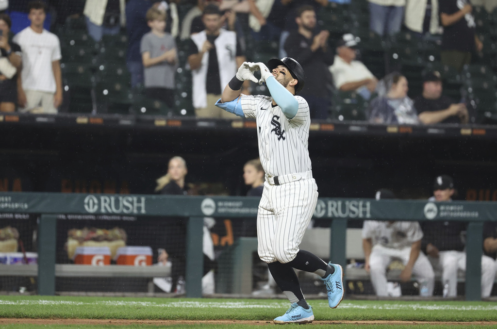 Chicago White Sox designated hitter Edgar Quero (7) hits a home run during the seventh inning against the Detroit Tigers in a baseball game, Tuesday, Aug. 12, 2025, in Chicago. (AP Photo/Talia Sprague)