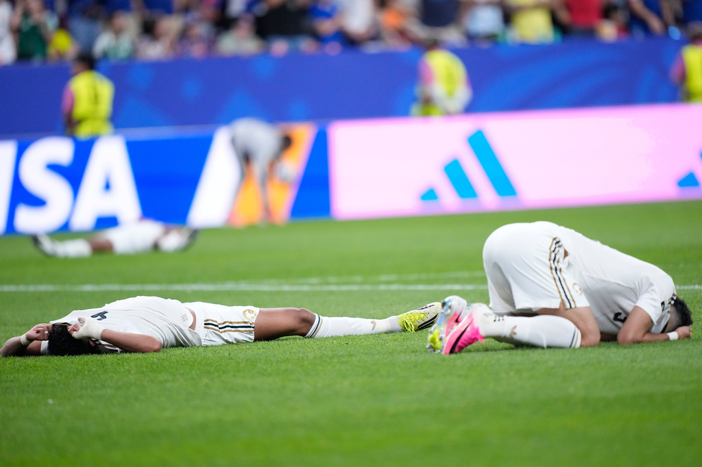 Saudi Arabia players react after the World Cup Group H soccer match between Cape Verde and Saudi Arabia in Houston, Friday, June 26, 2026. (AP Photo/Ashley Landis)