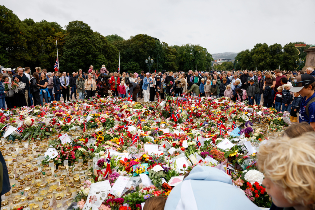 People place flowers and flags at a memorial for Norway’s King Harald V at Slottsplassen in Oslo, Saturday, Aug. 29, 2026. (Hanna Johre /NTB Scanpix via AP)
