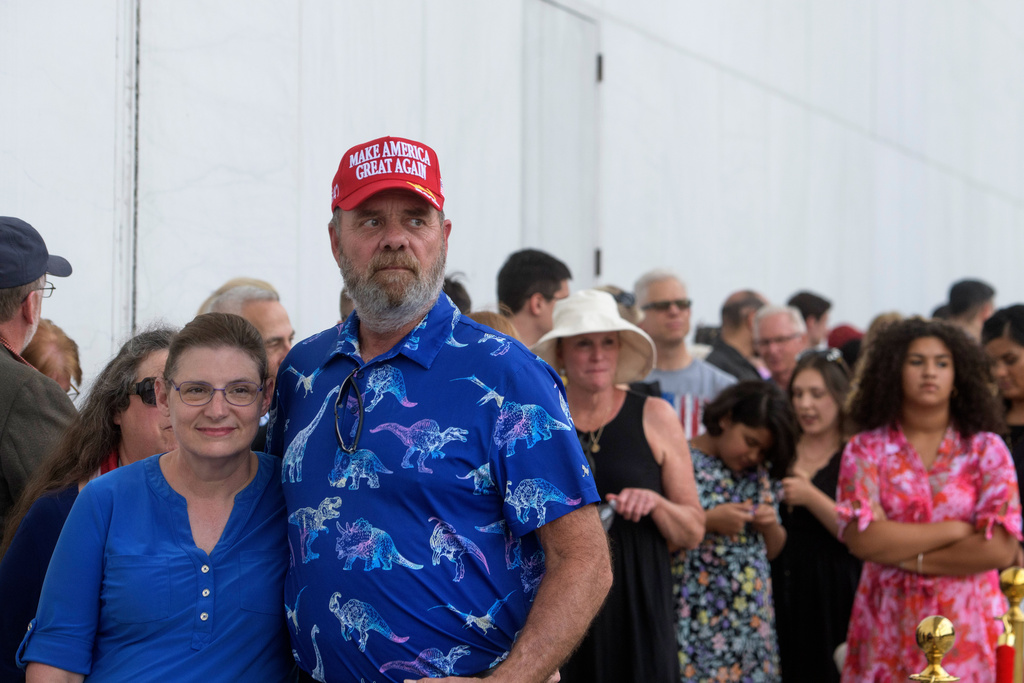 Kevin Vanriper, right, and his wife Barbara Vanriper, left, of Sarasota, Fla., join other people waiting in line for a memorial and prayer vigil for Charlie Kirk at the John F. Kennedy Memorial Center for the Performing Arts, Sunday, Sept. 14, 2025, in Washington. (AP Photo/Rod Lamkey, Jr.)