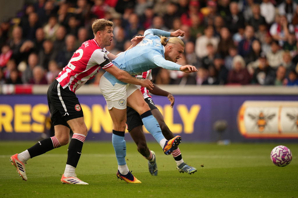 Manchester City's Erling Haaland scores during the English Premier League soccer match between Brentford and Manchester City in London Sunday, Oct. 5, 2025. (AP Photo/Alastair Grant)