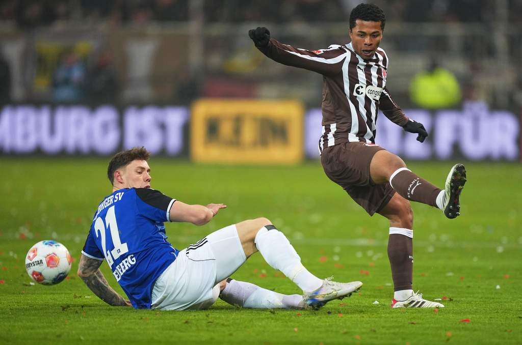 Hamburger's Nicolai Remberg, left, and St. Pauli's Joel Chima Fujita in action during the Bundesliga soccer match between St. Pauli and Hamburger in Hamburg, Germany, Friday Jan. 23, 2026. (Marcus Brandt/dpa via AP)