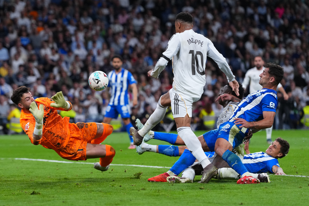 Alaves' goalkeeper Antonio Sivera saves in front oof Real Madrid's Kylian Mbappe during a La Liga soccer match between Real Madrid and Alaves in Madrid, Spain, Tuesday, April 21, 2026. (AP Photo/Manu Fernandez)