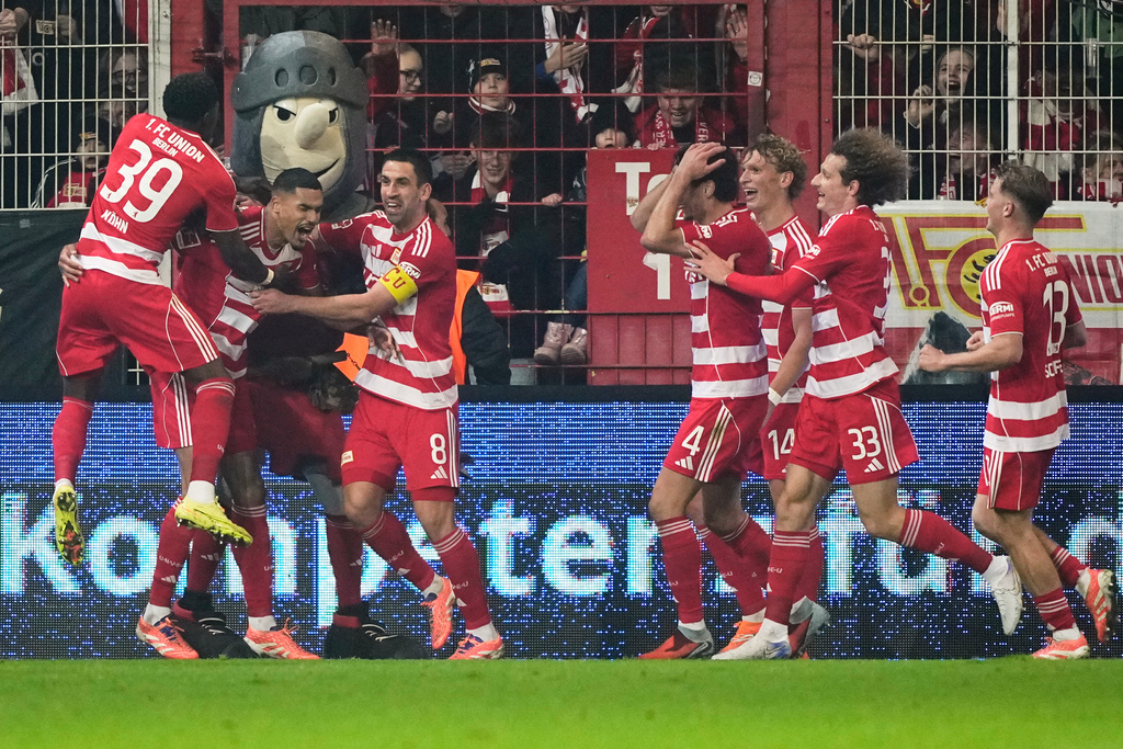 Union's Danilho Doekhi celebrates with team mates after scoring his side's second goal during the Bundesliga soccer match between Union Berlin and FC Bayern Munich in Berlin, Germany, Saturday, Nov. 8, 2025. (AP Photo/Martin Meissner)