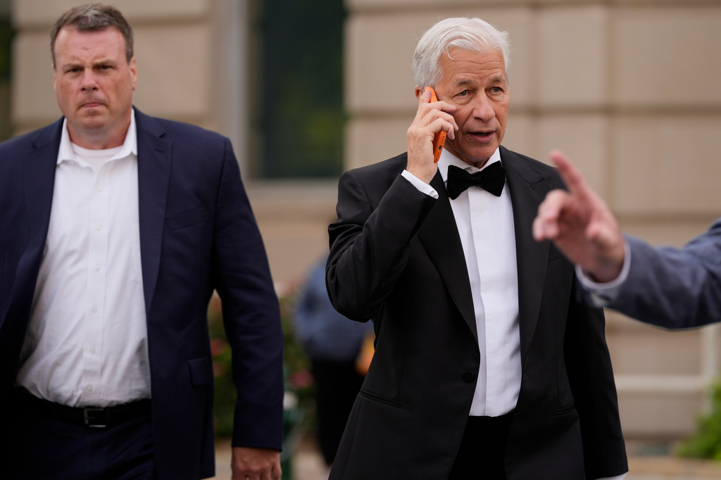 Jaime Dimon, center, CEO of JPMorgan Chase, arriving to the White House Complex for State Dinner hosted by President Donald Trump for China's President Xi Jinping, Thursday, Sept. 24, 2026, in Washington. (AP Photo/Carolyn Kaster)