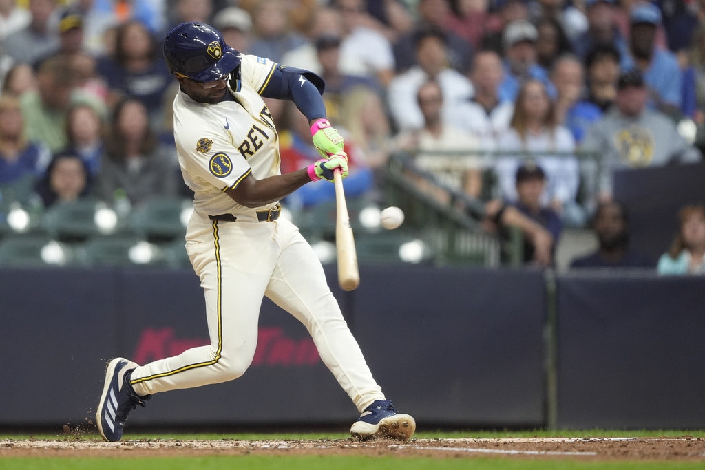 Milwaukee Brewers' Andruw Monasterio hits an RBI single during the third inning of a baseball game against the Arizona Diamondbacks, Monday, Aug. 25, 2025, in Milwaukee. (AP Photo/Aaron Gash)