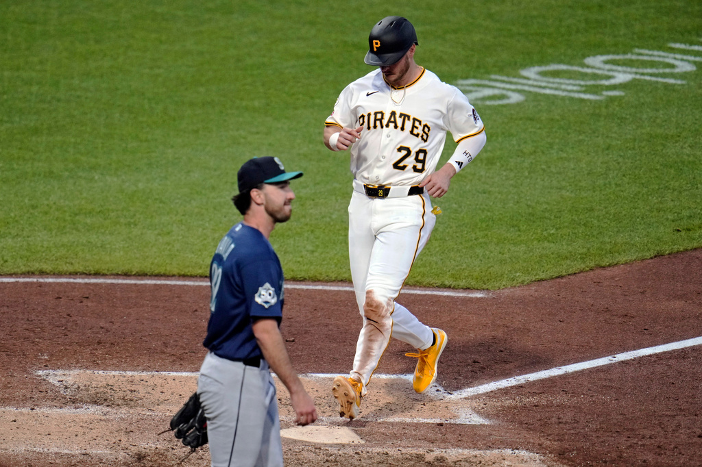 Pittsburgh Pirates' Ryan O'Hearn (29) scores on a sacrifice fly by Tyler Callihan off Seattle Mariners pitcher Nick Davila, left, during the seventh inning of a baseball game in Pittsburgh, Wednesday, June 24, 2026. (AP Photo/Gene J. Puskar)