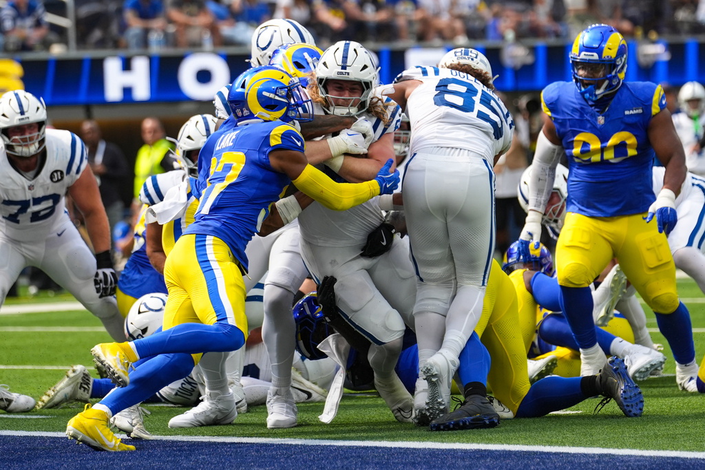 Indianapolis Colts tight end Tyler Warren, center, runs in for a touchdown against the Los Angeles Rams during the first hall of an NFL football game Sunday, Sept. 28, 2025, in Inglewood, Calif. (AP Photo/Marcio Jose Sanchez)