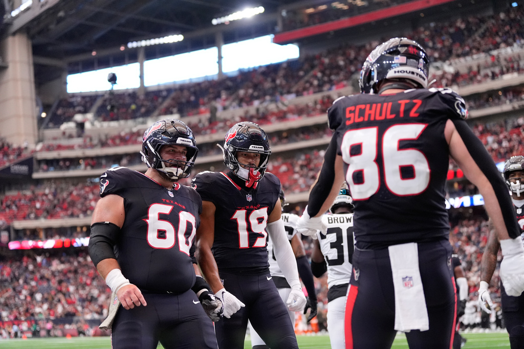 Houston Texans tight end Dalton Schultz (86) celebrates scoring a touchdown during the second half of an NFL football game against the Jacksonville Jaguars, Sunday, Nov. 9, 2025, in Houston. (AP Photo/Ashley Landis)