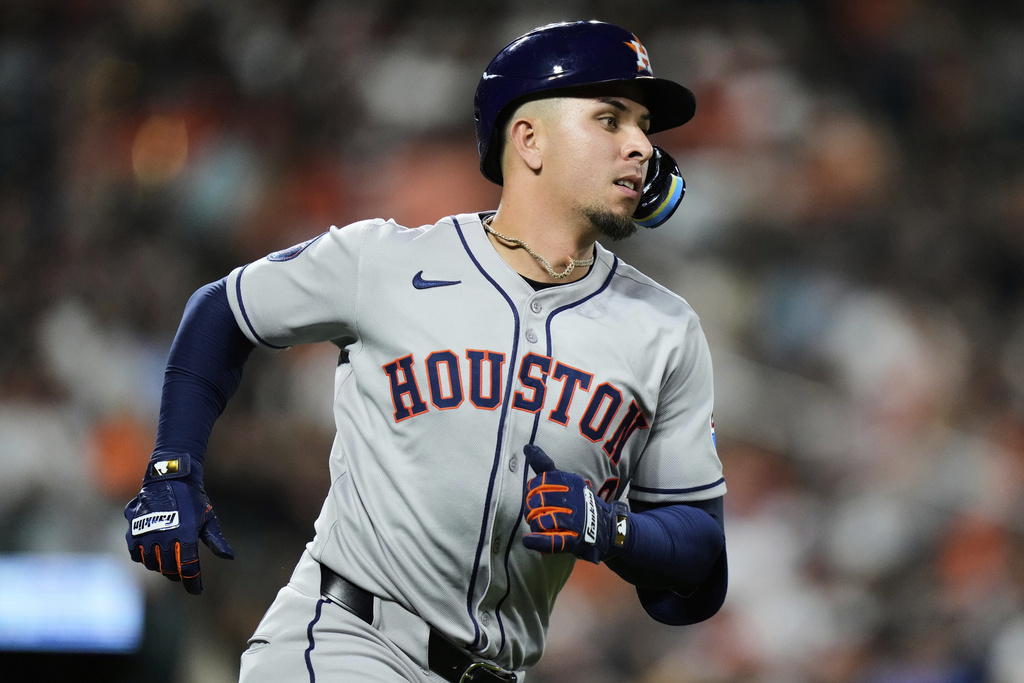 Houston Astros' Ramon Urias advances to first base after hitting a single during the fourth inning of a baseball game against the Baltimore Orioles, Friday, Aug. 22, 2025, in Baltimore. (AP Photo/Stephanie Scarbrough)