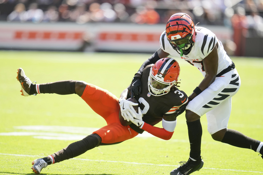 Cleveland Browns wide receiver Jerry Jeudy (3) catches as pass as Cincinnati Bengals safety Jordan Battle (27) defends during the second half of an NFL football game Sunday, Sept. 7, 2025, in Cleveland. (AP Photo/Sue Ogrocki)