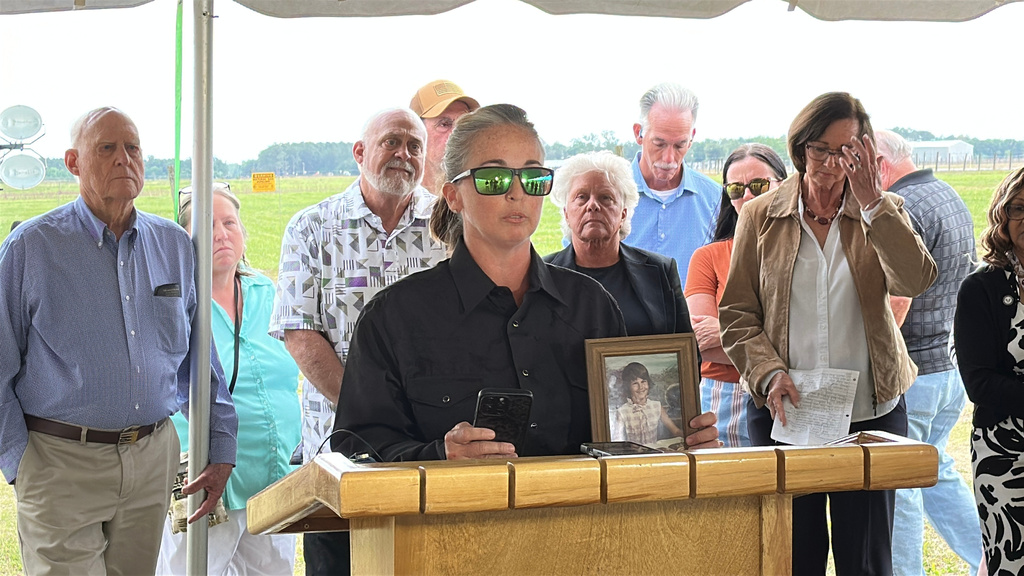 Tanya Clement holds up photos of her aunt Cynthia Driggers after her killer, James Ernest Hitchcock, was executed on Thursday, April 30, 2026, in Starke, Fla. (AP Photo/Jeffrey Collins)