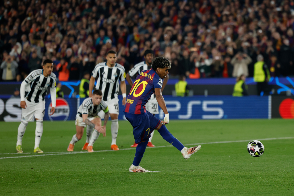 Barcelona's Lamine Yamal scores a penalty, his side's third goal during the Champions League round of 16, second leg soccer match between FC Barcelona and Newcastle United FC in Barcelona, Spain, Wednesday, March 18, 2026. (AP Photo/Joan Monfort)